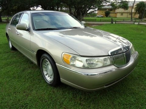 Light Parchment Gold Metallic 2000 Lincoln Town Car Executive