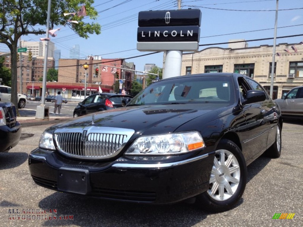 2011 Lincoln Town Car Signature Limited in Black photo #5 - 756135