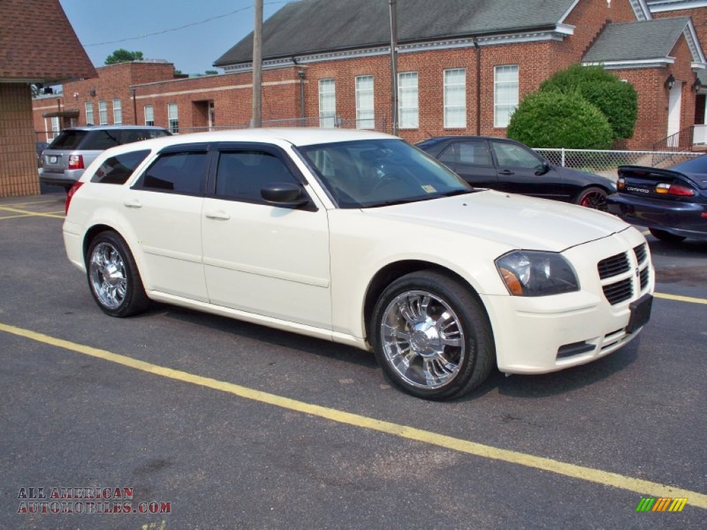 Cool Vanilla White / Dark Slate Gray/Light Graystone Dodge Magnum SE