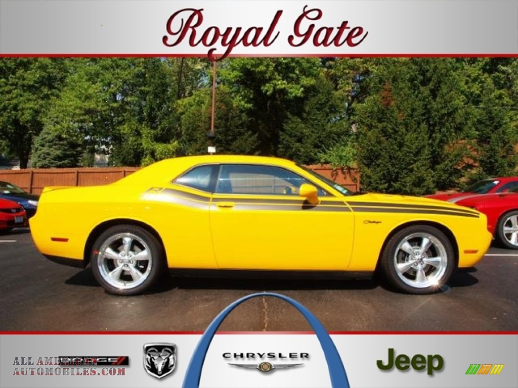 Stinger Yellow / Dark Slate Gray Dodge Challenger R/T Classic
