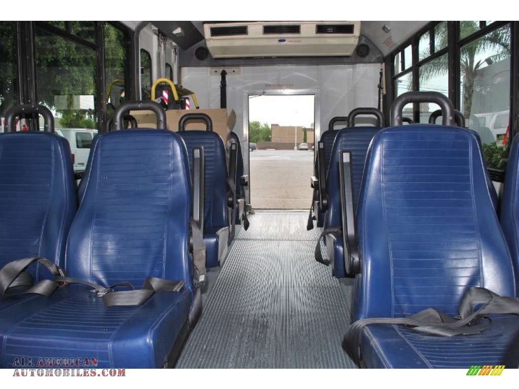 2003 F450 Super Duty Passenger Bus - Oxford White / Medium Flint photo #12
