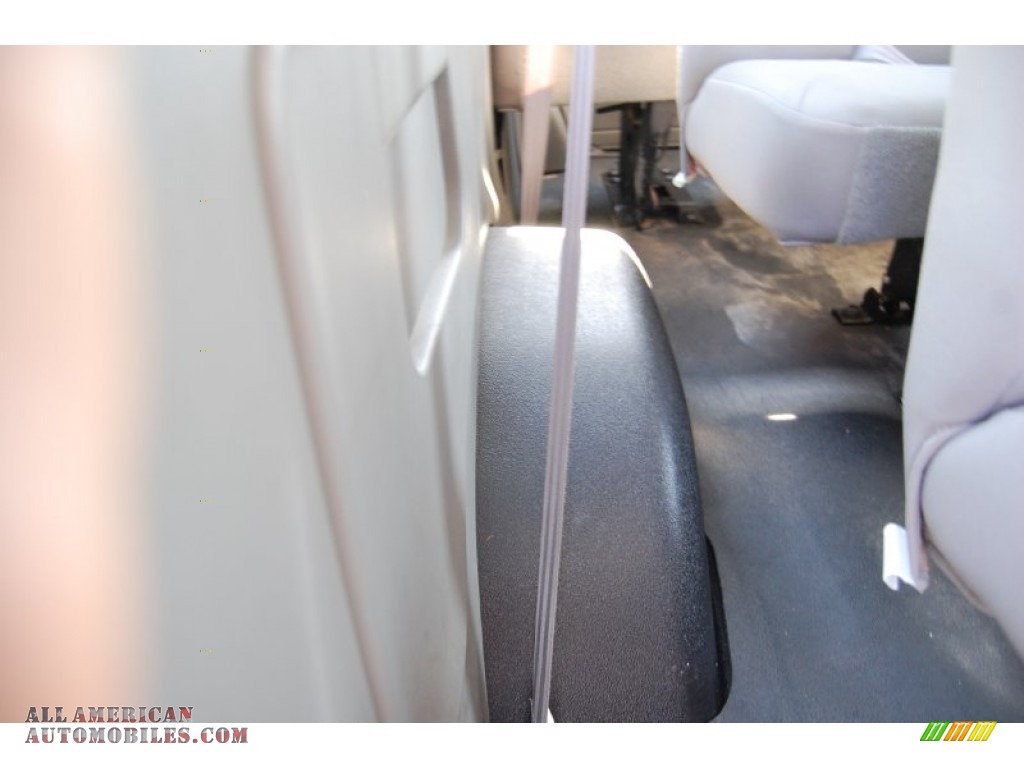 2007 E Series Van E350 Super Duty XL 15 Passenger - Oxford White / Medium Flint Grey photo #24