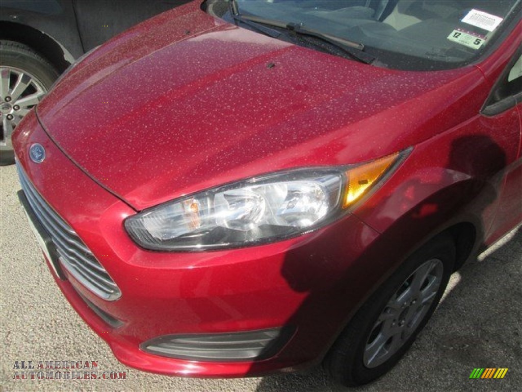 2014 Fiesta SE Sedan - Ruby Red / Medium Light Stone photo #2