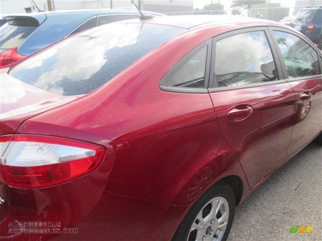 2014 Fiesta SE Sedan - Ruby Red / Medium Light Stone photo #7