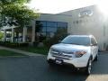 Ford Explorer XLT 4WD White Suede photo #1