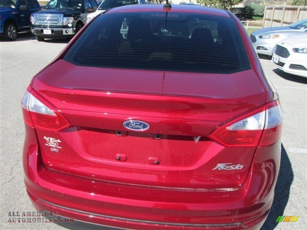 2014 Fiesta SE Sedan - Ruby Red / Medium Light Stone photo #5