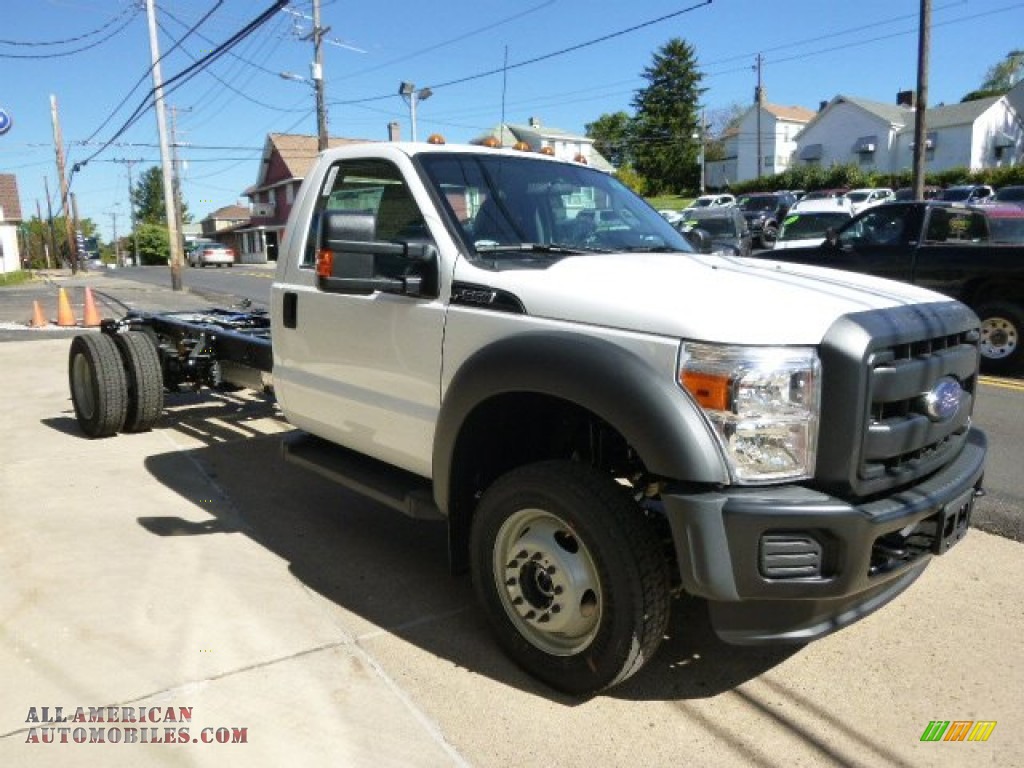 2015 F550 Super Duty XL Regular Cab 4x4 Chassis - Oxford White / Steel photo #4