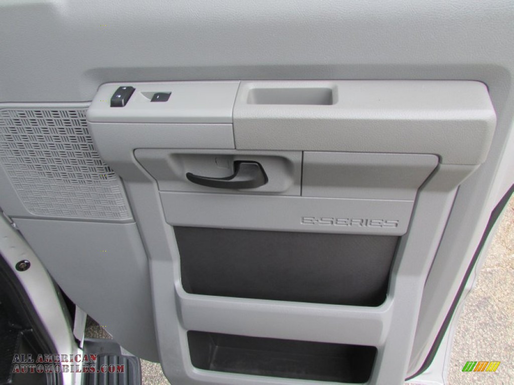 2011 E Series Van E350 XLT Passenger - Ingot Silver Metallic / Medium Flint photo #22