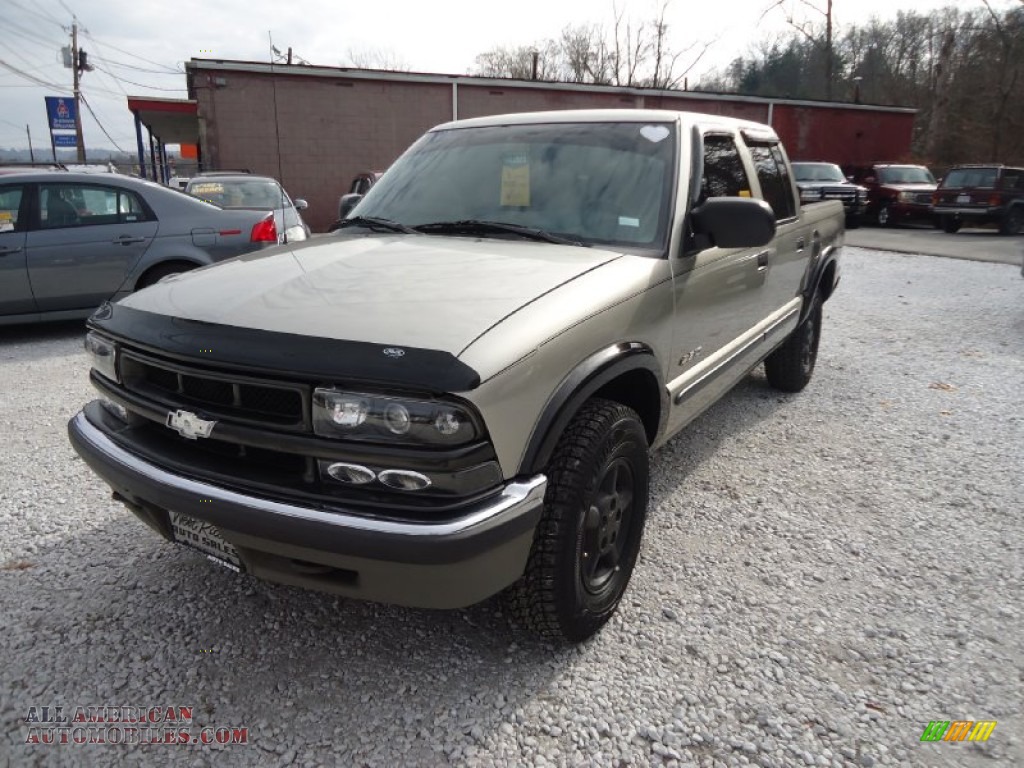 2001 Chevrolet S10 LS Crew Cab 4x4 in Light Pewter Metallic photo 2