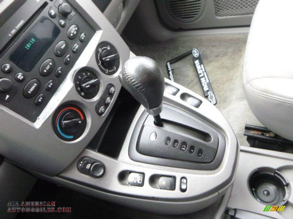 2004 VUE V6 AWD - Black Onyx / Gray photo #17